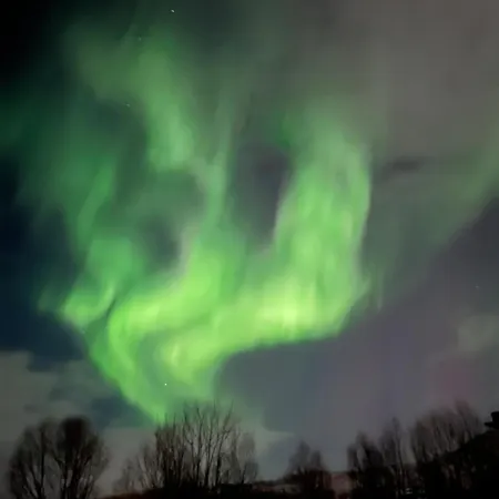 Moderne Liten Pa Toppen Av Tromsoyen ترومسو